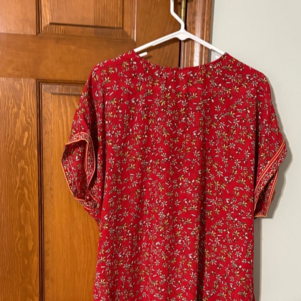 Floral Red Women's Top by Max Studio size not marked but looks L/XL nice top - Picture 6 of 7